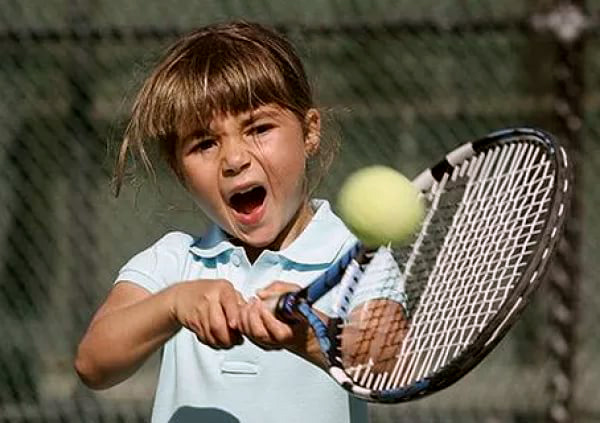 девочка играет в теннис